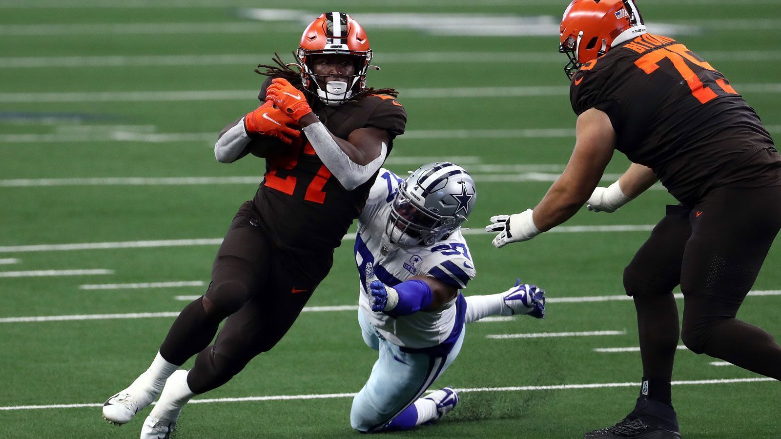 
                <strong>Rushing Offense: Cleveland Browns - 50 Punkte</strong><br>
                307 Yards und drei Touchdowns - am 4. Spieltag war kein Laufspiel effizienter als das der Cleveland Browns. Zwar erzielte kein Running Back mehr als 100 Yards, mit D'Ernest Johnson, Odell Beckham Jr. und Kareem Hunt sammelten aber drei Spieler jeweils mehr als 70 Rushing Yards. Ohne den verletzungsbedingten Ausfall von Star-Running-Back Nick Chubb wären vielleicht sogar mehr als 50 Punkte drin gewesen.
              