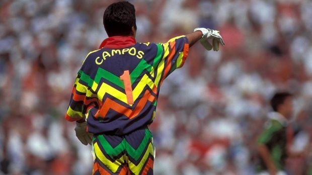 
                <strong>Platz 5: Jorge Campos</strong><br>
                Platz 5: Jorge Campos. Der mexikanische Nationaltorhüter wird während der Weltmeisterschaft 1994 und 1998 durch seine bunten Trikots bekannt. Der Paradiesvogel ist nur 1,75 Meter groß und beginnt seine Karriere als Stürmer - allerdings ohne auf dieser Position ein Tor zu erzielen. Stattdessen wechselt Campos zwischen die Pfosten und trifft als Torwart 31 Mal per Freistoß und neun Mal vom Elfmeterpunkt.
              