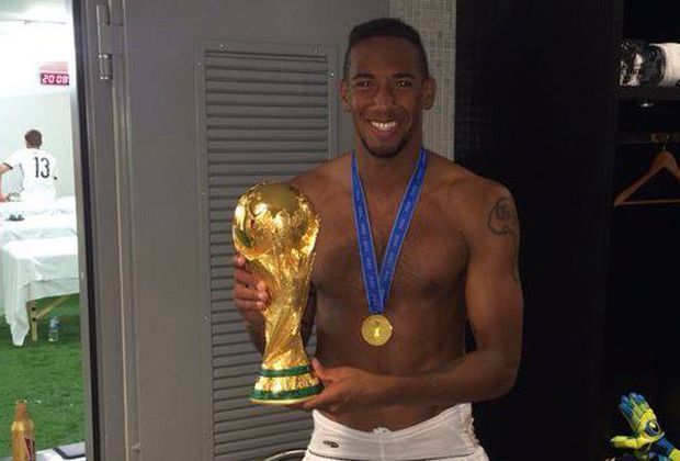 
                <strong>Jerome Boateng</strong><br>
                Jerome Boateng strahlt. Stolz präsentiert er das Objekt, für das er sein Leben lang gearbeitet hat.
              
