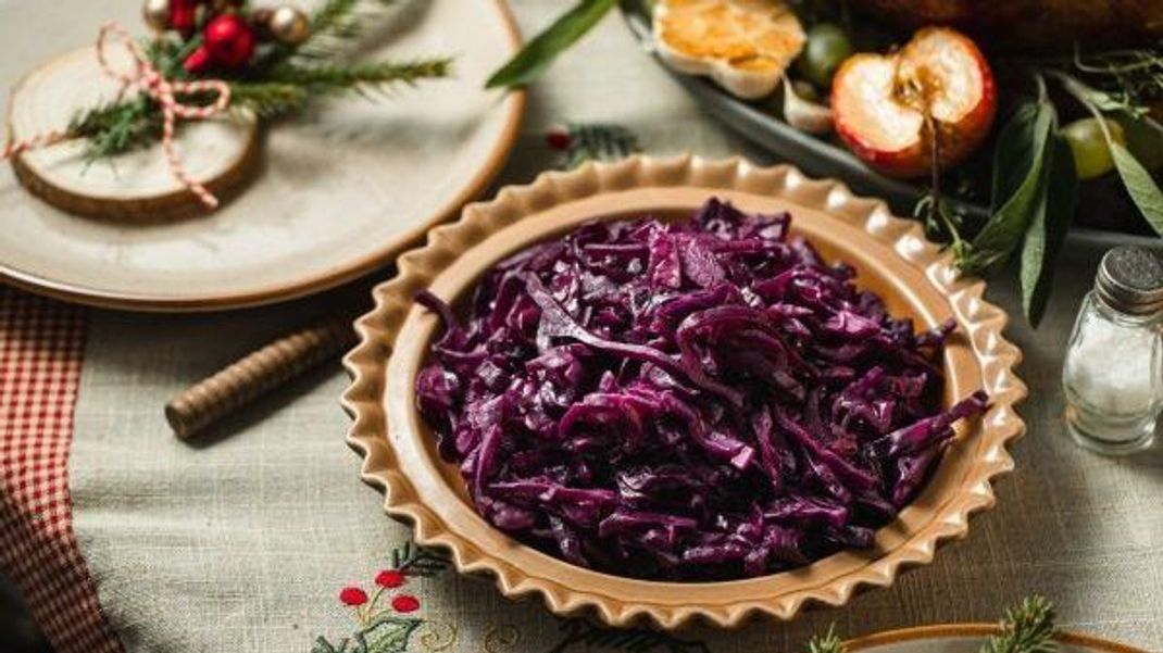 Rotkohl wird in der Küche roh in Salaten oder gekocht als Beilage verwendet und zeichnet sich durch seinen süßlichen Geschmack sowie seinen hohen Gehalt an Vitamin C und Ballaststoffen aus.