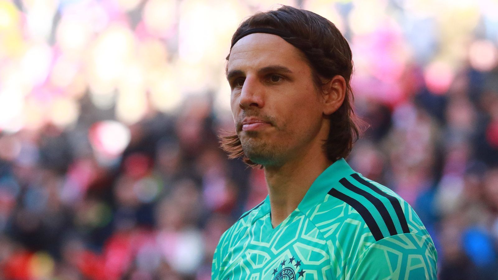 
                <strong>Yann Sommer (FC Bayern München)</strong><br>
                Muss in der Anfangsphase einmal mit den Fäusten klären, danach kaum mehr geprüft vom BVB, der erstmals nach 67 Minuten auf sein Tor schießt. Beim Elfmeter von Can und beim 2:4 durch Malen ohne Chance. Die meiste Energie verbraucht er ansonsten beim Torjubel. ran-Note: 3
              