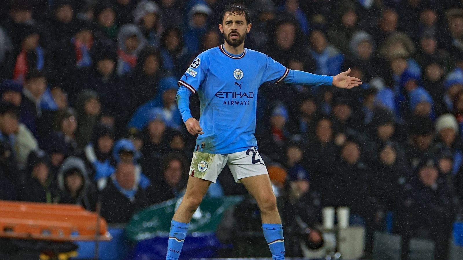 
                <strong>Bernardo Silva (Manchester City)</strong><br>
                Sehr aktiv, aber in der ersten Halbzeit noch nicht so durchsetzungsstark wie gewohnt. Bringt seine Flanken zu selten in den Strafraum. Trotzdem immer ein Unruheherd. Kommt im Laufe des Spiels immer besser auf Touren, lässt Davies und Goretzka alt aussehen. Profitiert von einer Nachlässigkeit Upamecanos und erhöht eiskalt auf 2:0. ran-Note: 2
              