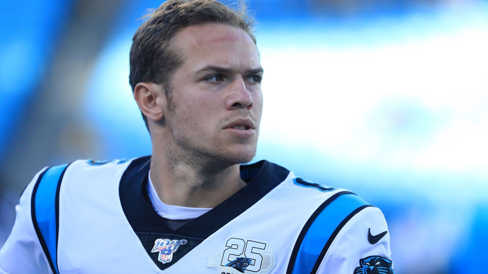 
                <strong>QB Taylor Heinicke (St. Louis BattleHawks)</strong><br>
                Quarterback Taylor Heinicke gab erst nach drei Jahren in der NFL sein Debüt für die Carolina Panthers, am 16. Spieltag der Saison 2018 - Cam Newton fiel aus. Es war ein wenig erfolgreiches: Die Panthers verloren das Spiel 10:24, Heinicke warf nur einen Touchdown bei drei Interceptions und musste das Spiel verletzungsbedingt vorzeitig verlassen. In der darauffolgenden Offseason überstand der Quarterback die Kaderkürzungen nicht.
              