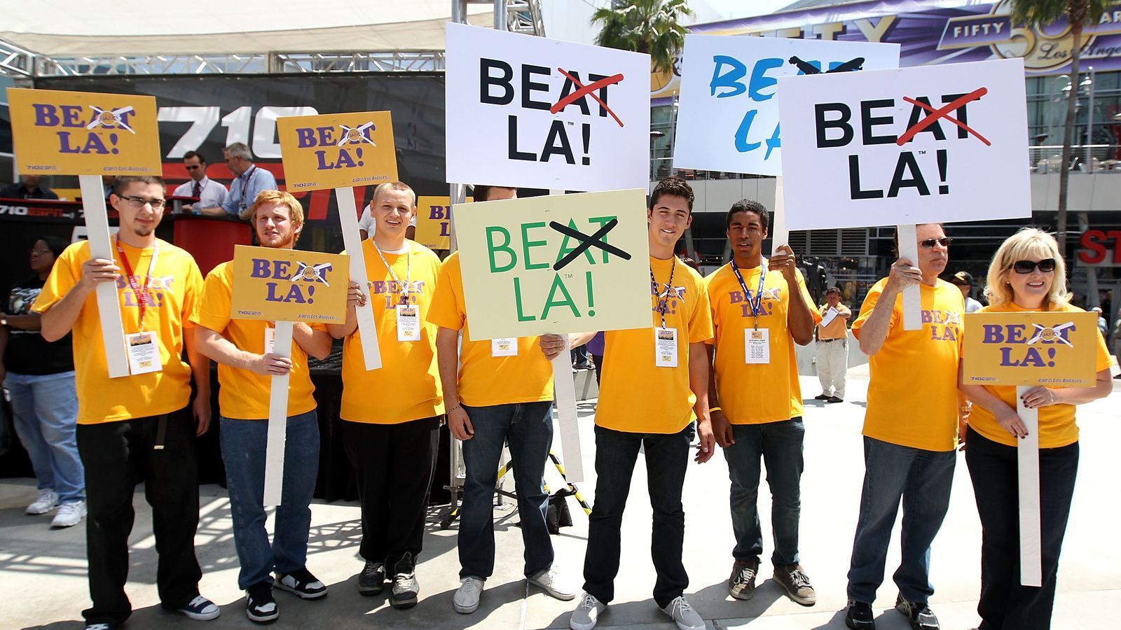 
                <strong>L.A. kann kontern</strong><br>
                #BeatLA wird zwar immer bekannter, allerdings weiß die Stadt Los Angeles wie man kontert. Aus "Beat L.A." wurde einfach "Be L.A." (Sei L.A.). Wenn die gegnerischen Attacken auch im Super Bowl so gut pariert werden, haben die Rams eine gute Chance auf den Titel.
              