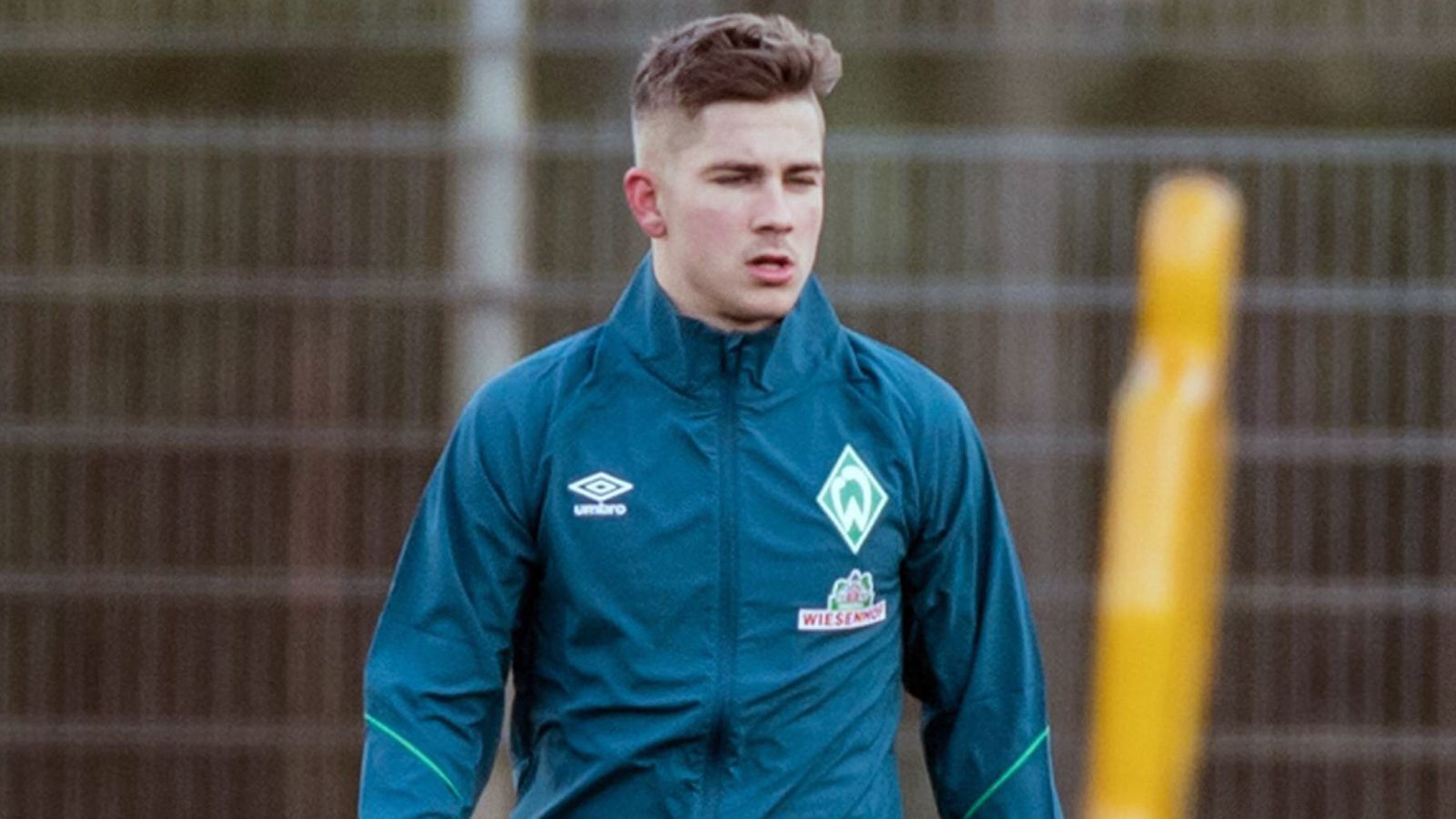 
                <strong>Romano Schmid (SV Werder Bremen)</strong><br>
                Im Januar konnte Werder Bremen mit dem 18-jährigen Österreicher Romano Schmid ein Top-Talent aus Salzburg verpflichten. Da die Werder-Verantwortlichen dem nur 1,68 Meter großen Mittelfeldspieler aber wohl nicht den sofortigen Durchbruch zutrauen, gaben die Bremer schon bei der Verpflichtung Schmids bekannt, dass man einen Leihverein für die nächsten anderthalb Jahre für ihn suchen werde. Als mögliche Destination wurden dabei die Niederlande genannt. Seitdem gab es aber keine Vollzugsmeldung und so trainiert der U19-Nationalspieler nun erst einmal mit Bremens Regionalliga-Amateuren. Schmids Vertrag läuft bis 2023.
              