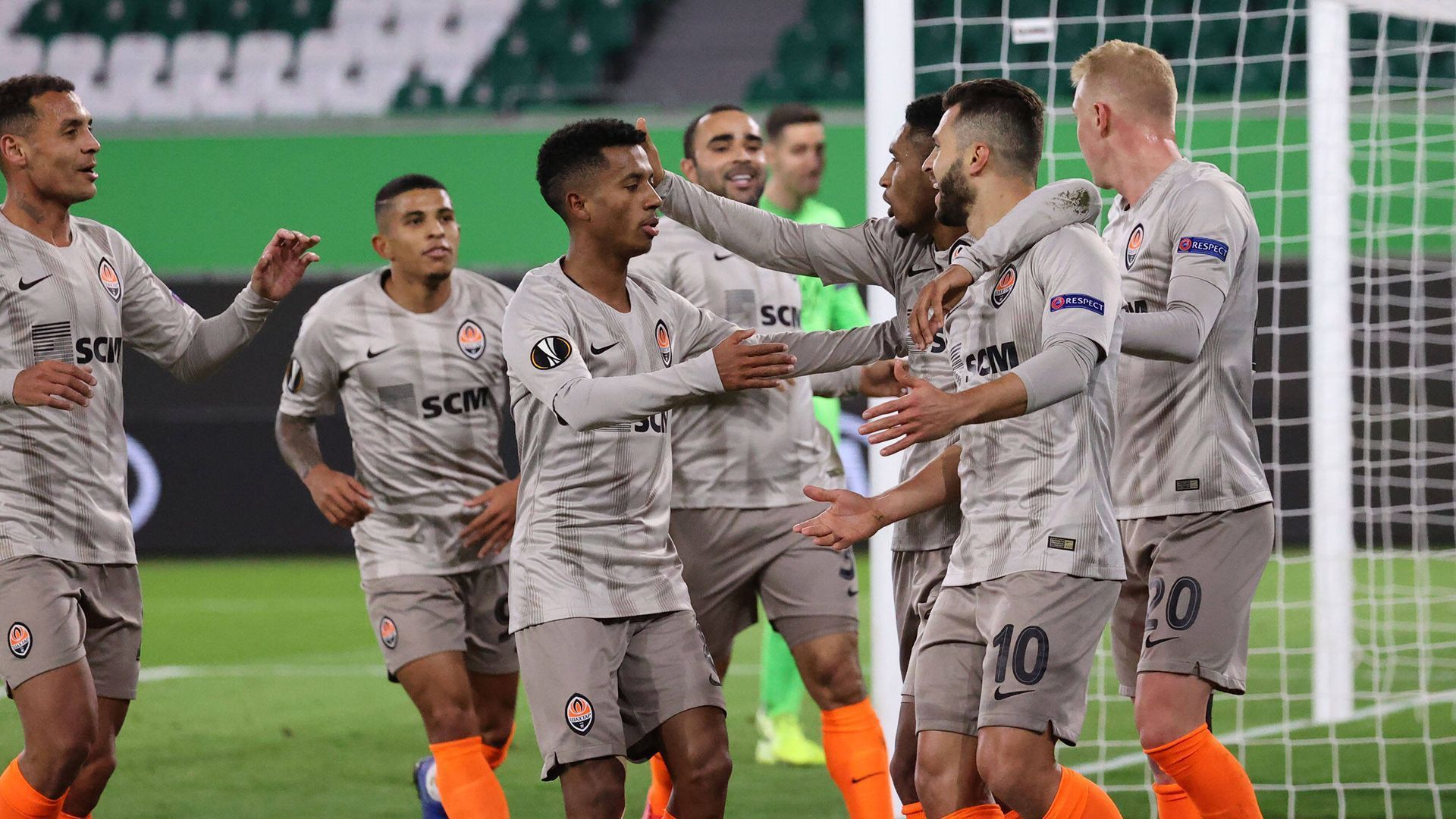 
                <strong>Schachtjor Donezk (Ukraine)</strong><br>
                Durch den vierten Meistertitel in Folge sind die Ukrainer auch 2020/21 in der Champions League am Start.
              