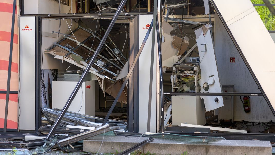 In der Nacht zu Montag (22. April) wurde in einer Bankfiliale in Berlin-Zehlendorf ein Geldautomat gesprengt.