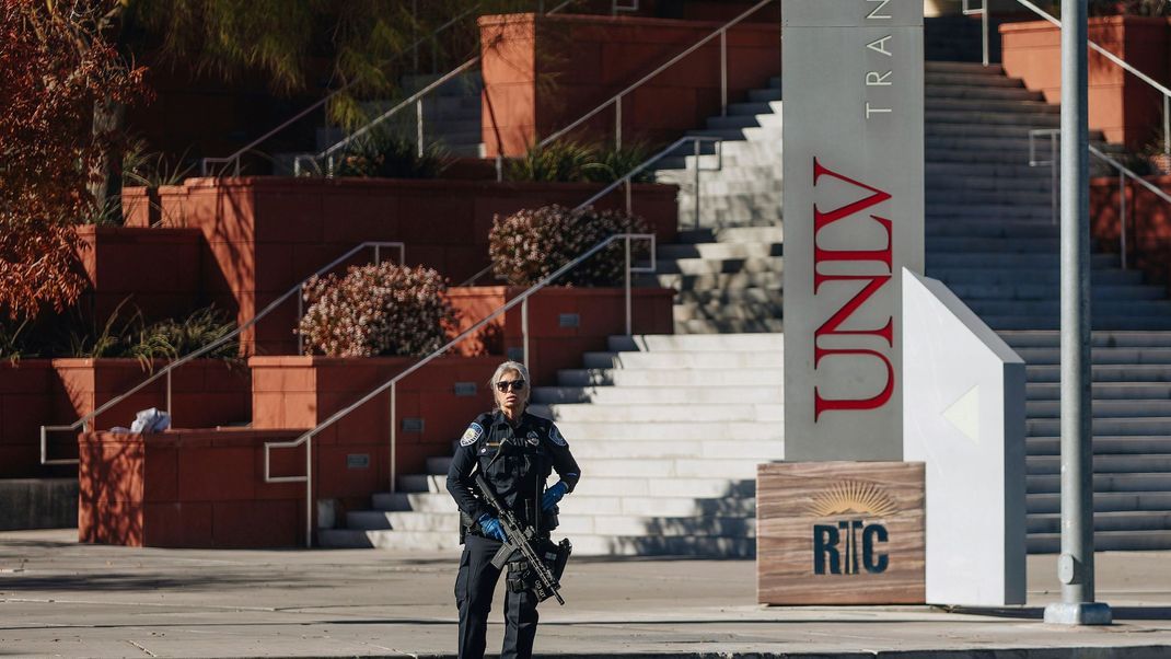 Die Polizei riegelte den Tatort nach einer Schusswaffenattacke auf dem Campus der University of Nevada ab.