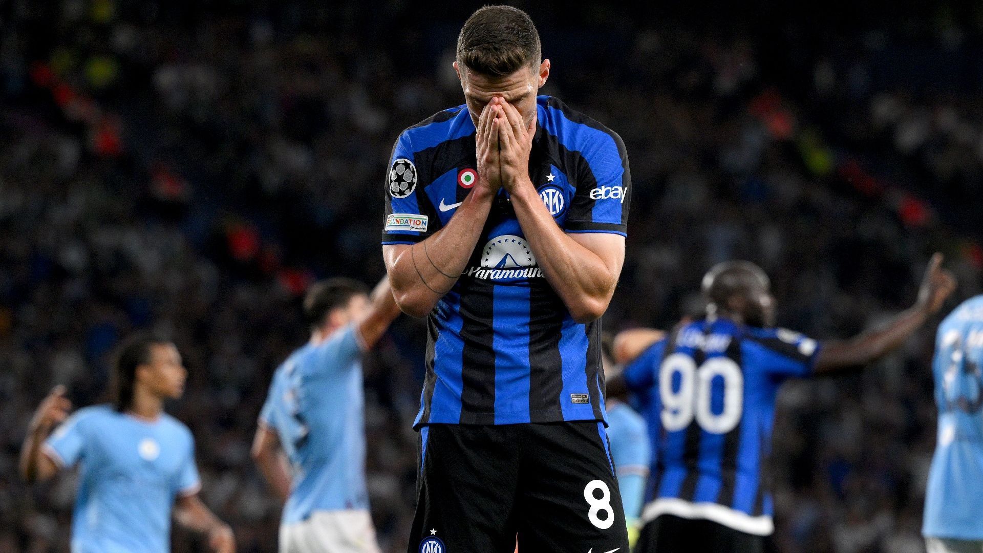 
                <strong>Sportbild (Deutschland)</strong><br>
                "Millimeter-Drama rettet Pep den Pott! Unglaublich: Nach Gosens' Kopfball-Vorlage scheitert Lukaku völlig frei an Ederson"
              