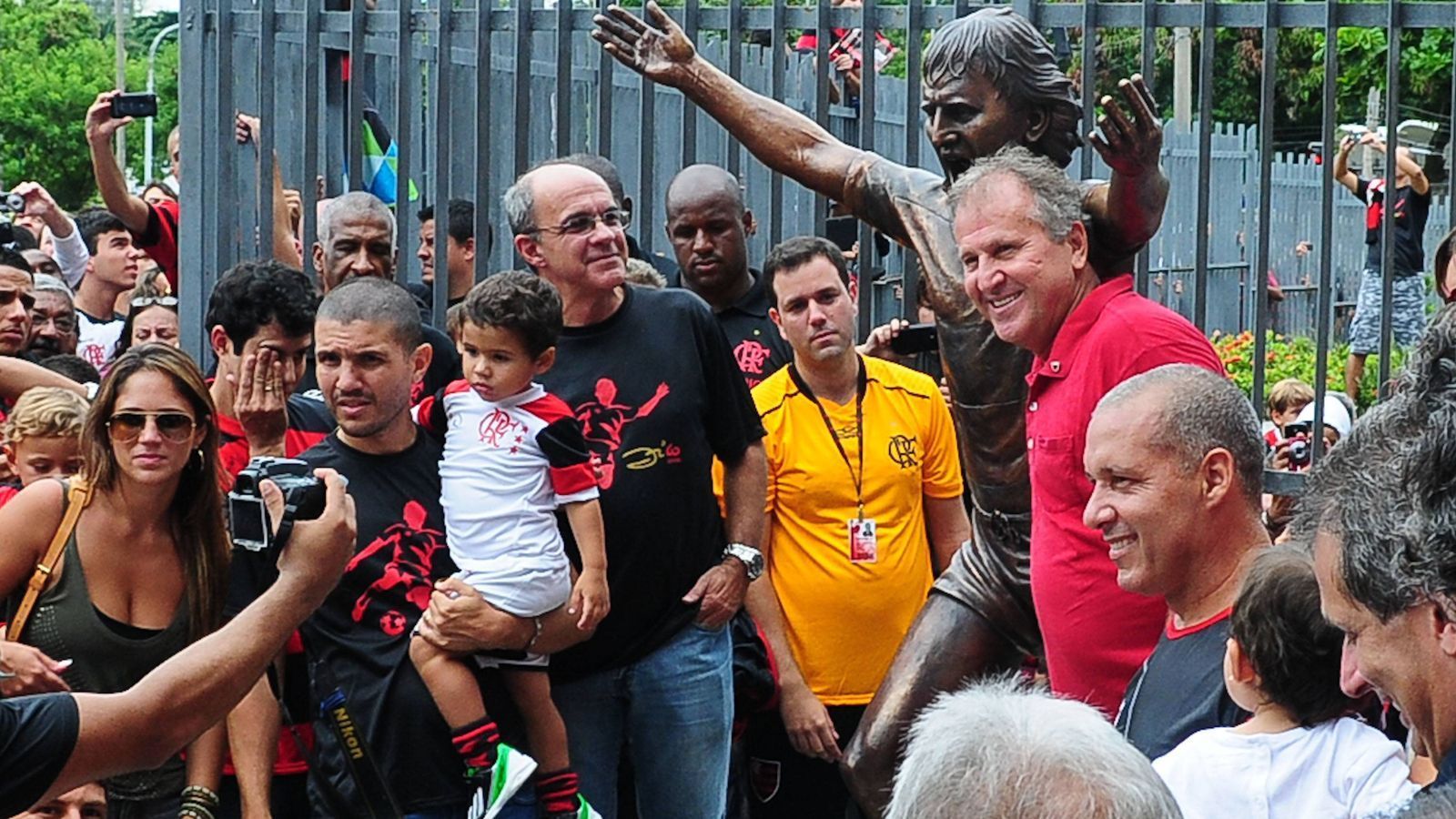 <strong>Zico</strong><br>
                Eine Generation nach Pele kam mit Zico der "weiße Pele". Zu Ehren seines 60. Geburtstags bekam Zico, der eine Ikone des Traditionsklubs Flamengo ist, 2013 in Rio de Janeiro seine eigene Statue. Für Flamengo erzielte der frühere Weltklassespieler 509 Tore in&nbsp;732 Partien und wurde mit dem Klub vier Mal Meister. Zwischen 1983 und 1985 spielte er in Italien für Udinese Calcio.
