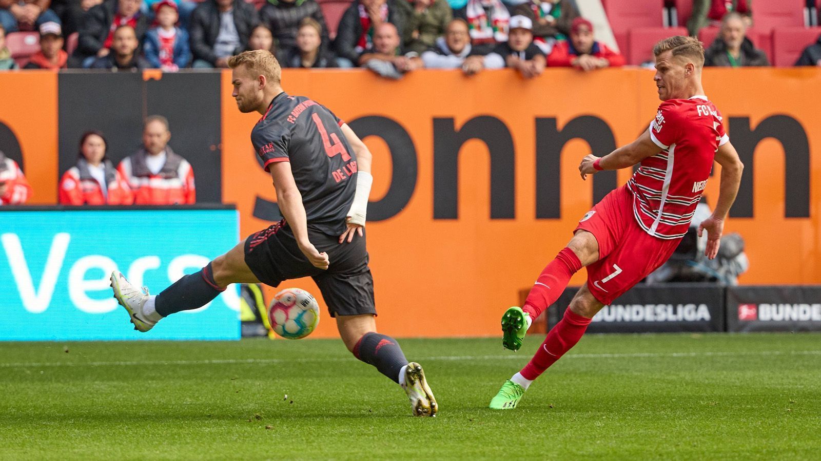 
                <strong>Matthijs de Ligt</strong><br>
                Der Niederländer, gegen Barca nur auf der Bank, ersetzt erwartungsgemäß den verletzten Lucas Hernandez als Abwehrchef. Kann aber nicht immer für Ordnung in der Defensive sorgen, vor allem beim 0:1. Zudem zu spät bei Bauers Kopfball übers Tor (38.). ran-Note: 4
              