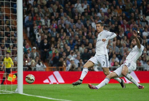 
                <strong>Ronaldo schmollt nach Tor-Klau</strong><br>
                Statt seinen 40. Treffer feiern zu können, feiert sein Teamkollege sein erstes Saisontor. In der Torjägerliste der Primera Division ist Dauerrivale Lionel Messi Ronaldo mit 38 Toren ganz dicht auf den Fersen.
              