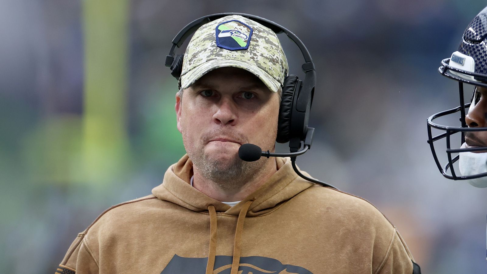 <strong>Shane Waldron (Offensive Coordinator, Seattle Seahawks)</strong><br>Außenseiter bei der kommenden Head Coach-Suche, aber eine Erwähnung wert. In 2022 formierte er bei den sich im Rebuild befindenden Seahawks eine überraschend herausfordernde Offensive. In 2023 sieht das Ganze nicht mehr so rund aus. Seine Ausbildung genoss er unter Sean McVay. Das allein wird Teams dazu bringen, sich mit Waldron zu beschäftigen.