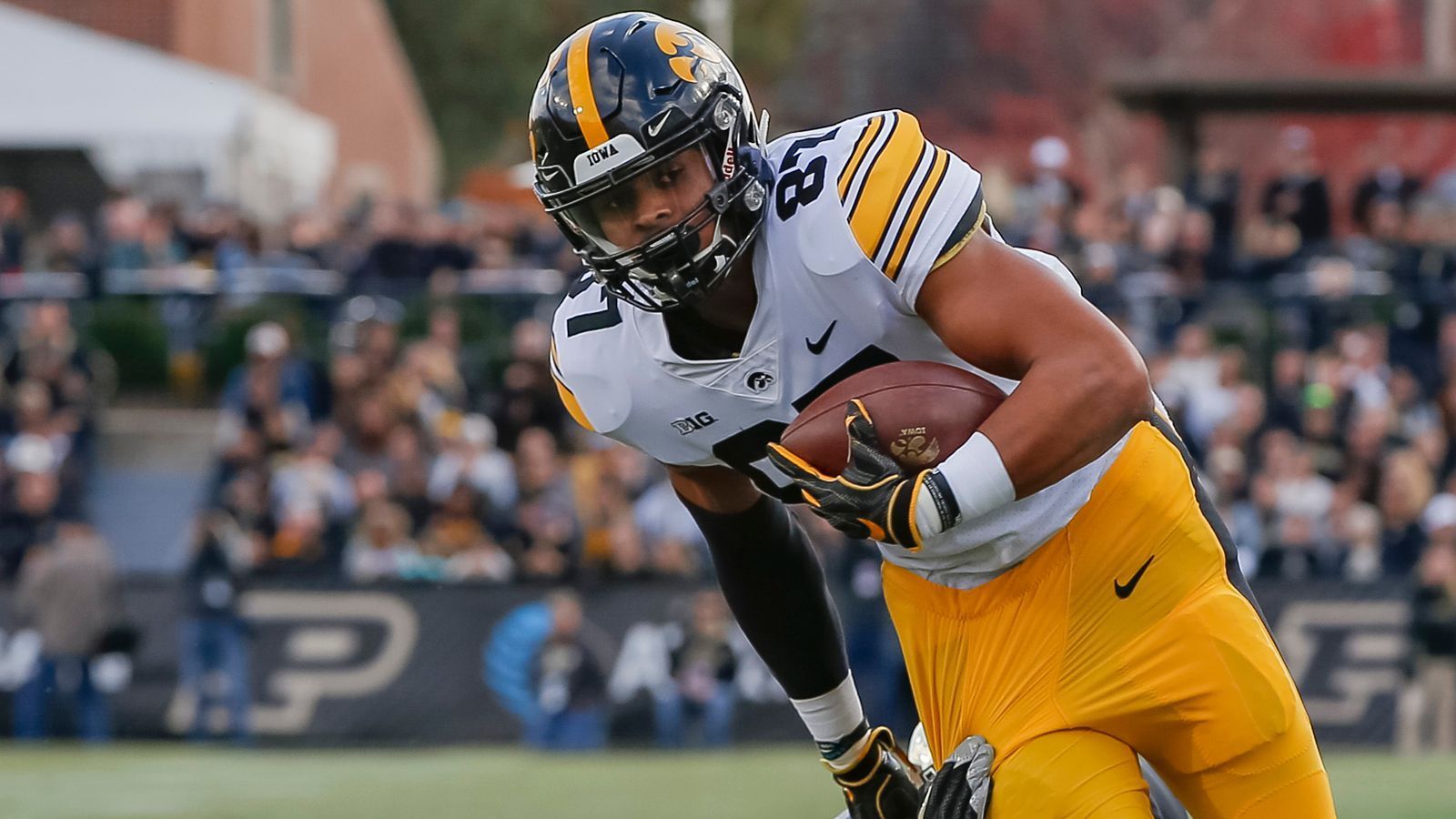 
                <strong>20. Pick - Denver Broncos: TE Noah Fant (Iowa) - Trade mit Pittsburgh Steelers</strong><br>
                Vertrag unterschriebenSigning Bonus: 7.176.888 DollarGesamtgehalt: 12.590.721 Dollar
              