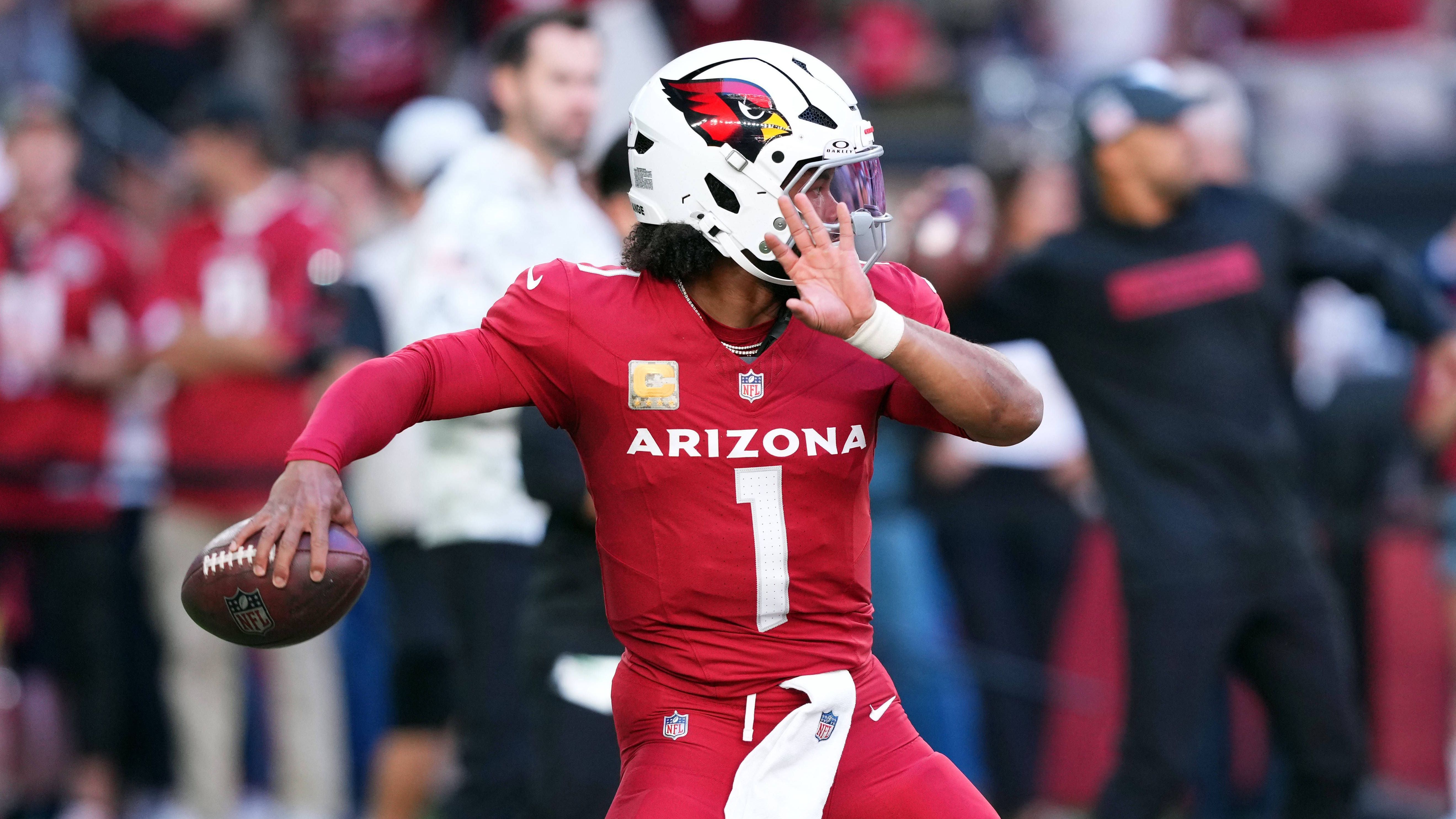 <strong>2018: Kyler Murray</strong><br>Zwei weitere Pro-Bowl-Saisons folgten, doch Leistungsschwankungen und Verletzungen hielten Murray bisher davon ab, in die absolute Elite der NFL-Passgeber aufzusteigen. Seit er im November 2023 sein Comeback von einem Kreuzbandriss feierte, scheint der 27-Jährige aber langsam wieder zu seiner alten Form zu finden. Ein Erfolg in den Playoffs fehlt dem ehemaligen Heisman-Trophy-Sieger aber noch.