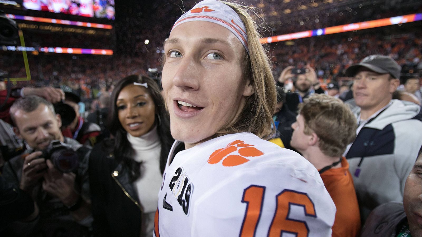 
                <strong>Trevor Lawrence</strong><br>
                Aus Cartersville, Georgia kommt das wohl vielversprechendste Quarterback-Talent des College-Football. Bereits in seinen vier Jahren Highschool Football überzeugte Trevor Lawrence als Toptalent und wurde mit Scholarship-Angeboten als potentiell bester Highschool-Quarterback Amerikas nur so überschüttet. Lawrence war während seiner Freshman-Season zunächst Backup, brauchte aber nicht lange, um Coach Dabo Swinney davon zu überzeugen, dass er den Starter-Posten von Senior Kelly Bryant übernehmen kann. Joey King, Trevor Lawrences Highschool-Coach, sagte, dass Lawrence ein Grund war, warum er den Job an der Cartersville angenommen hat. Wer in den sozialen Netzwerken nach Trevor Lawrence sucht, der wird feststellen, dass es von ihm während der College-Football-Saison sowohl auf Twitter als auch auf Instagram nicht viel zu sehen gibt. Lawrence, der schon ganz jung in seiner Karriere einem unheimlich großen öffentlichen Druck ausgesetzt war, verzichtet seit seinen High-School-Tagen bewusst auf soziale Netzwerke, um sich zu fokussieren. Der Auslöser des Social-Rückzugs waren die tausenden Anfragen, welches College er denn nun besuchen würde.
              