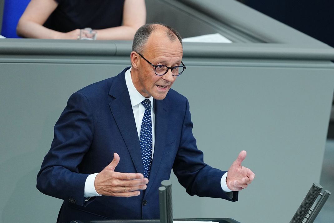 Der Bundeskanzler stellt im Bundestag den NATO- und EU-Kurs seiner Regierung vor. (Archivbild)
