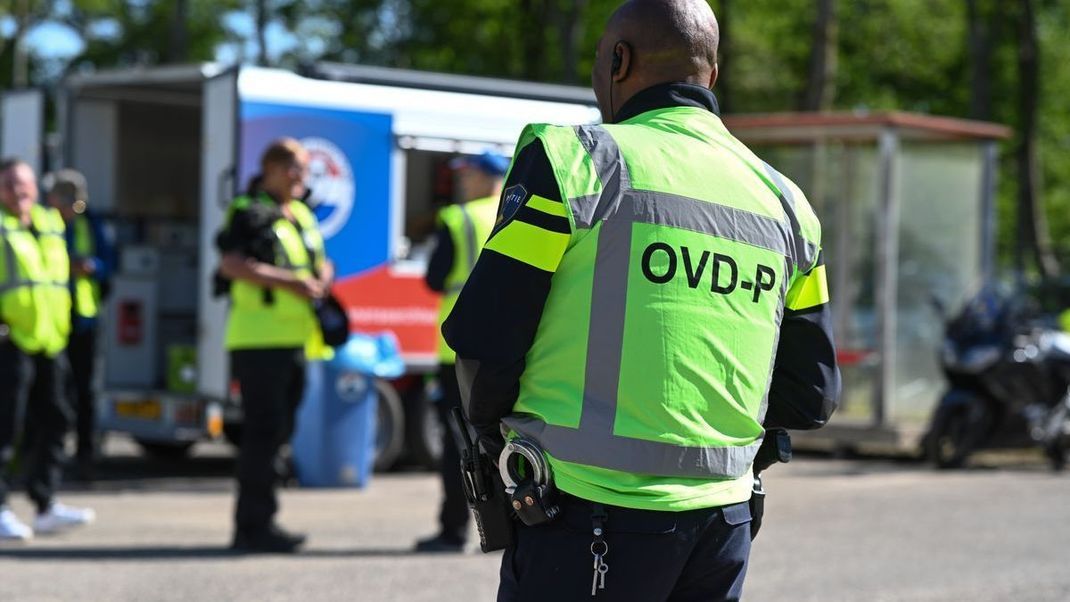 Der Einsatzleiter der niederländischen Polizei OVD-P steht am Sammelort für Einsatzkräfte.
