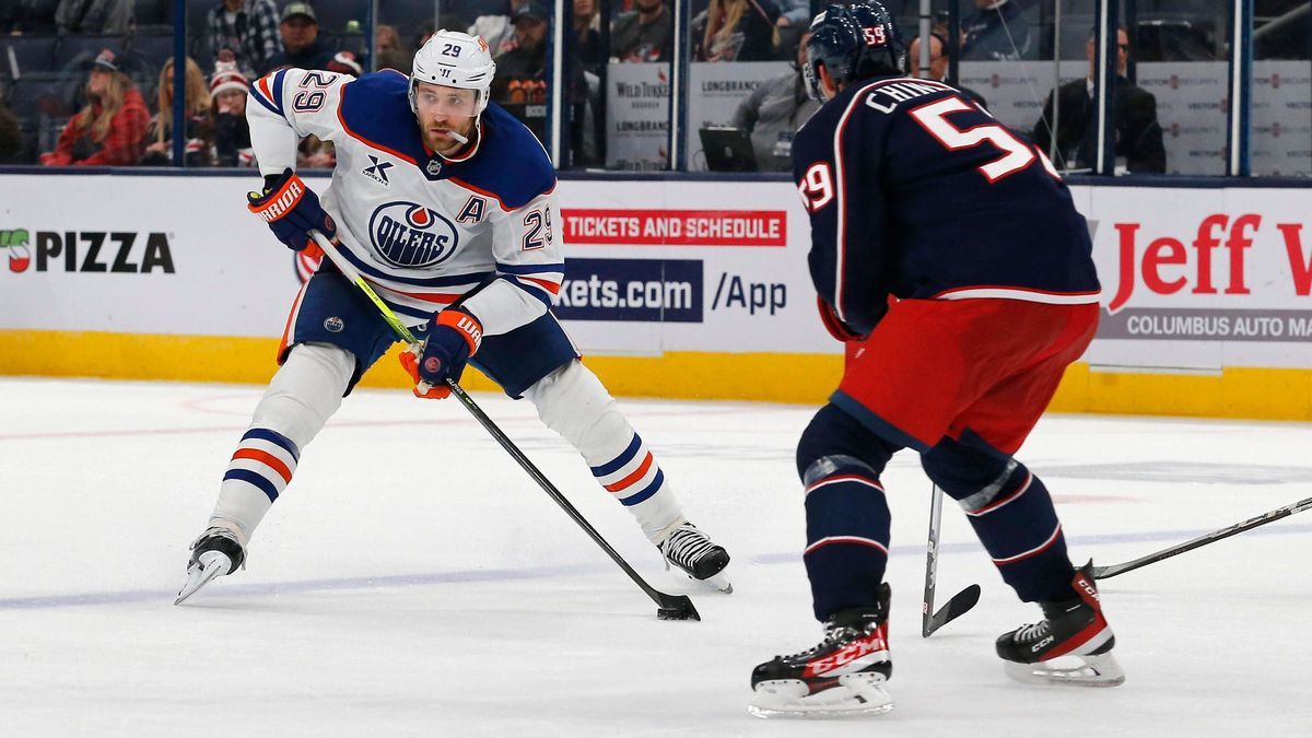 NHL, Eishockey Herren, USA Edmonton Oilers at Columbus Blue Jackets Oct 28, 2024; Columbus, Ohio, USA; Edmonton Oilers center Leon Draisaitl (29) looks to pass as Columbus Blue Jackets right wing Y...