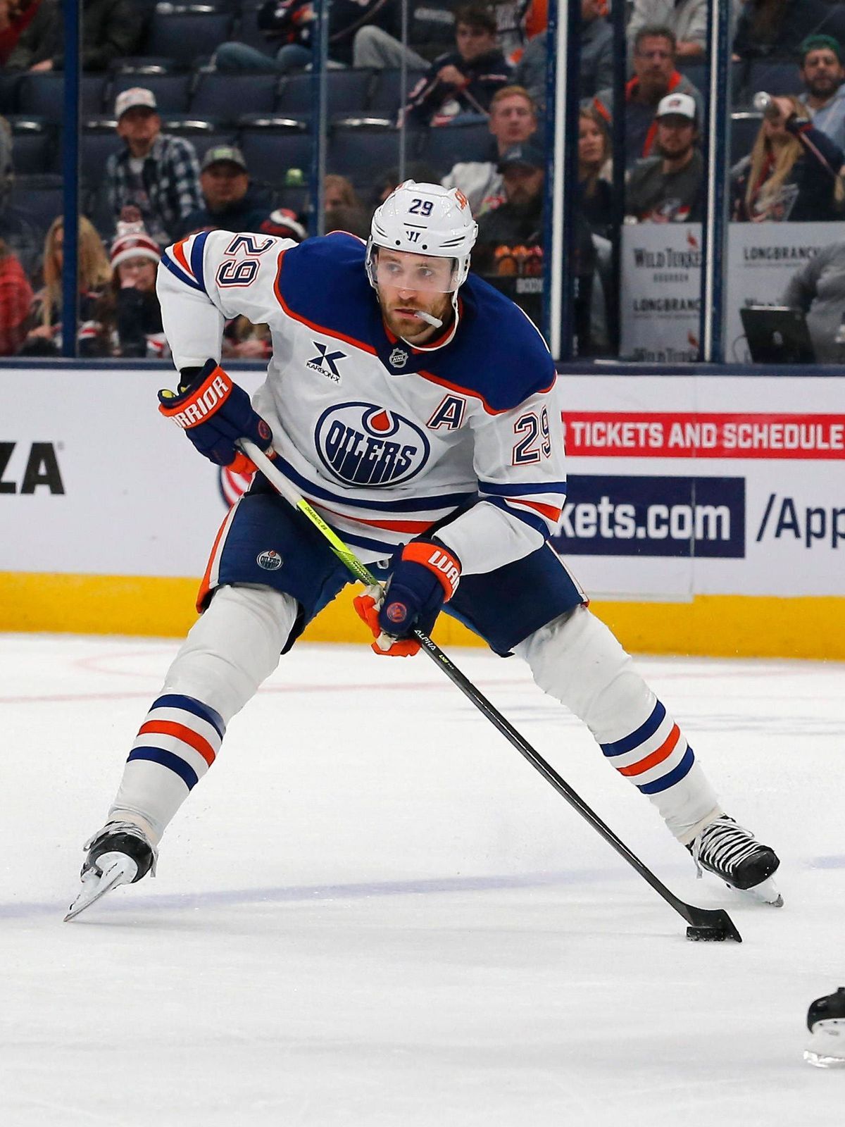 NHL, Eishockey Herren, USA Edmonton Oilers at Columbus Blue Jackets Oct 28, 2024; Columbus, Ohio, USA; Edmonton Oilers center Leon Draisaitl (29) looks to pass as Columbus Blue Jackets right wing Y...