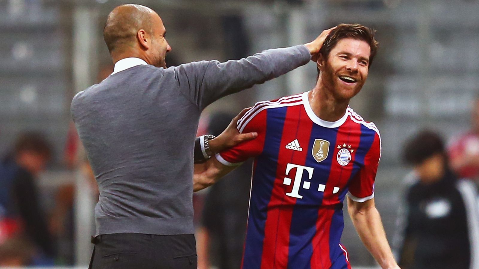 
                <strong>Karriereende beim FC Bayern München</strong><br>
                Im Sommer 2014 hatte der damalige Bayern-Trainer Pep Guardiola eine Idee. Er wünschte sich Altstar Xabi Alonso als extrem passsicheren Aufbauspieler fürs Mittelfeld des deutschen Rekordmeisters. Die Verantwortlichen erfüllten ihm diesen Wunsch und holten Alonso an die Säbener Straße. Für den Spanier sollte es die letzte Station seiner glanzvollen Profikarriere werden. Mit den Münchnern holte er in den darauffolgenden drei Spielzeiten jeweils den Meistertitel und nun tritt er als Leverkusen-Coach quasi in die Fußstapfen von Guardiola. Alonso ist erst der zweite Cheftrainer aus Spanien in der Bundesliga - der erste war eben sein Ex-Coach Guardiola und der ist bis heute der erfolgreichste Bundesliga-Trainer nach Punkteschnitt (2,52 Punkt/Spiel). 2017 hing Alonso die Schuhe an den Nagel.
              