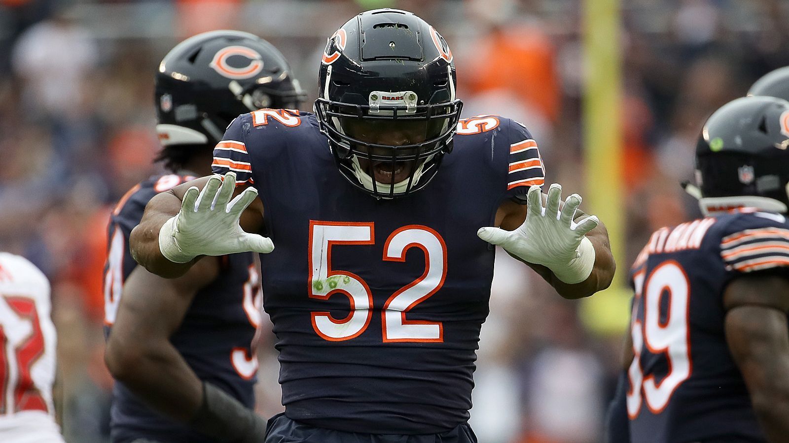 
                <strong>Defensive Player of the Year: Khalil Mack (Chicago Bears) - 13 Stimmen</strong><br>
                Khalil Macks Wert für die Chicago Bears wird bei einem Blick auf die Entwicklung des Teams aus "Windy City" deutlich. Binnen eines Jahres mauserte sich das Team vom schlechtesten der NFC North zur Nummer eins der Division. Dank des Linebackers ließen die Bears weniger Punkte (283) und weniger Yards pro Spielzug (4,8) zu als jede andere Mannschaft. Die herausragenden Stats des viermaligen Pro-Bowlers: 12,5 Sacks und sechs Forced Fumbles. Der Aufschwung am Lake Michigan trägt seine Handschrift.Weitere Stimmen: Aaron Donald (10)
              