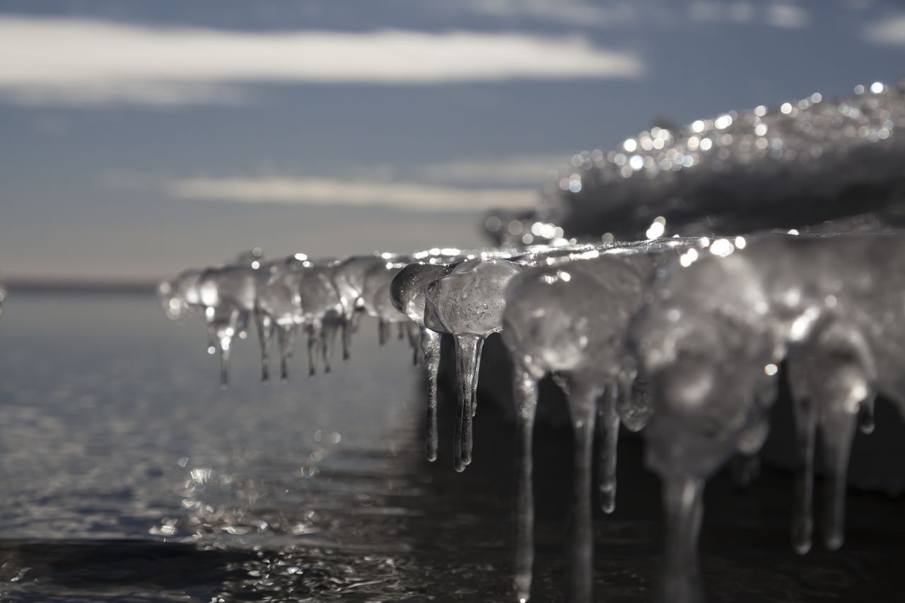 Eis hingegen hat eine glatte Oberfläche. Die Lichtstrahlen können leicht eindringen und das Licht geht einfach zwischen den Molekülen hindurch, wie bei einer Glasscheibe.