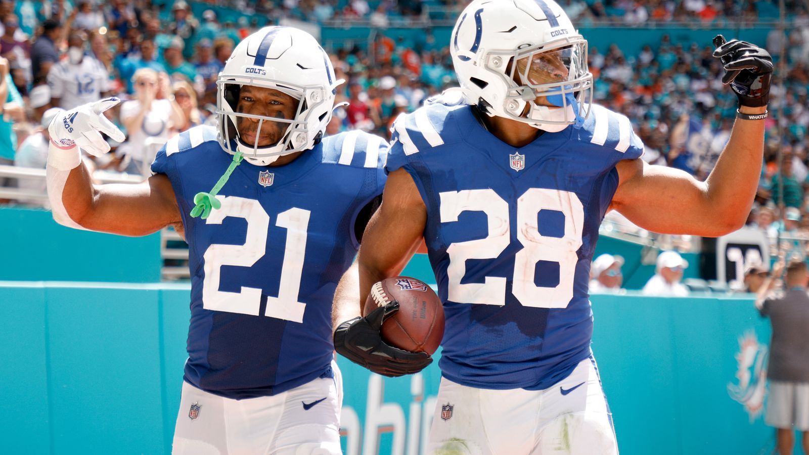 
                <strong>Running Back: Indianapolis Colts</strong><br>
                Mit Jonathan Taylor (#28, 1.811 Yards und 18 Touchdowns) hatten die Indianapolis Colts 2021 den produktivsten Running Back in ihren Reihen. Kein Spieler, den man freiwillig aus der Startformation nimmt. Braucht der 23-Jährige doch mal eine Verschnaufpause, stehen mit Nyheim Hines (#21) und Phillip Lindsay aber verlässliche Backups bereit, die beide schon als Starter überzeugten.Honorable Mention: Cleveland Browns. Nick Chubb und Kareem Hunt bilden ein zweiköpfiges Monster, doch das Trade-Theater um Hunt und sein möglicher Abgang lassen die Spitzenposition nicht zu.
              