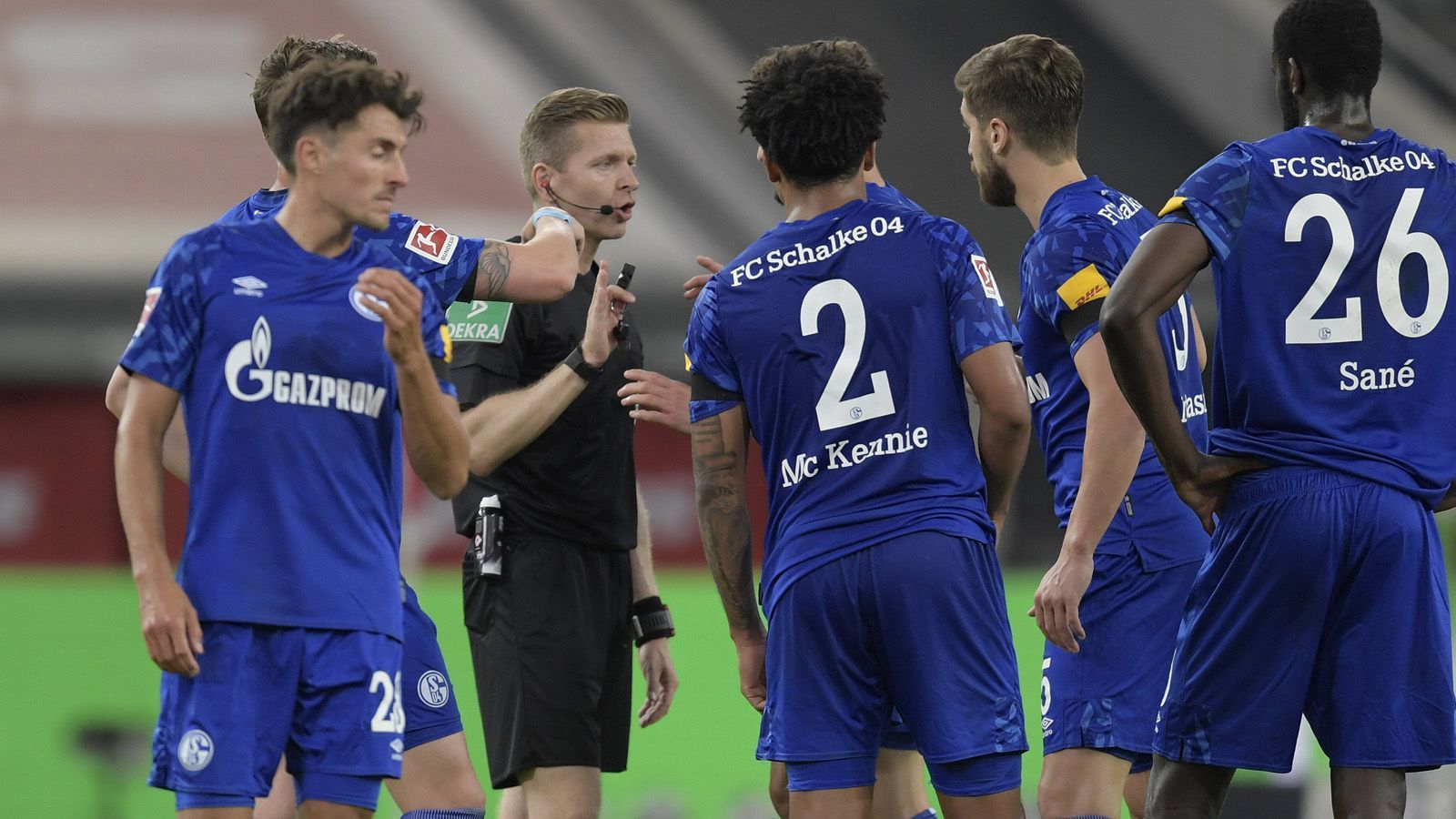 
                <strong>Kein Aufbruch</strong><br>
                Das Unwort auf Schalke aus sportlicher Sicht? Genau, Umbruch. Denn irgendwie ist bei S04 immer Neuanfang, Aufbruch, Umbruch. Das Problem: So richtig vorwärts, und das konstant und zumindest mittelfristig, kommt der Klub schon länger nicht mehr. 2019/20 ist die dritte Saison in den letzten vier Jahren, in der sich Schalke nicht für den Europapokal qualifizieren hat. Dazu gibt der Klub auch abseits des Platzes ein inzwischen fatales Bild ab.
              