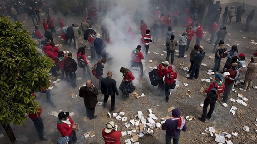Im Süden Spaniens feiern die Menschen das Osterfest mit großen Prozessionen - zum Teil werden auch Feuerwerkskörper gezündet.