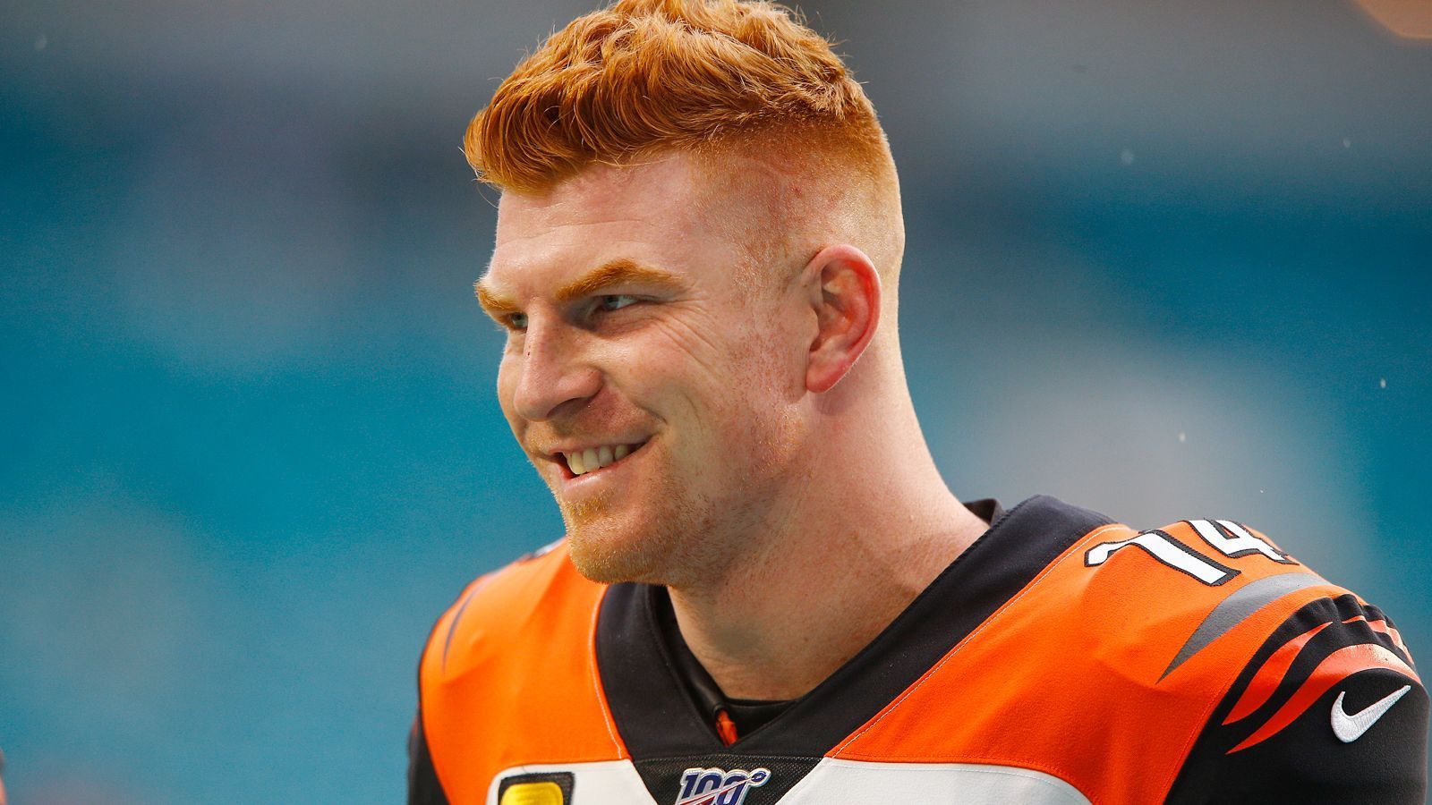 
                <strong>Andy Dalton als Backup</strong><br>
                Angesichts des Prescott-Pokers reagierten die Cowboys mit einem smarten Move: Nachdem die Cincinnati Bengals Quarterback Andy Dalton vor die Tür gesetzt hatten, griff Dallas zu. Mit dem 32-Jährigen hat das Team nun einen absolut soliden NFL-Quarterback in der Hinterhand - und Dak Prescott hat erstmals seit Tony Romos Rücktritt wieder einen Quarterback hinter sich, den die Cowboys guten Gewissens ins Spiel werfen könnten.
              