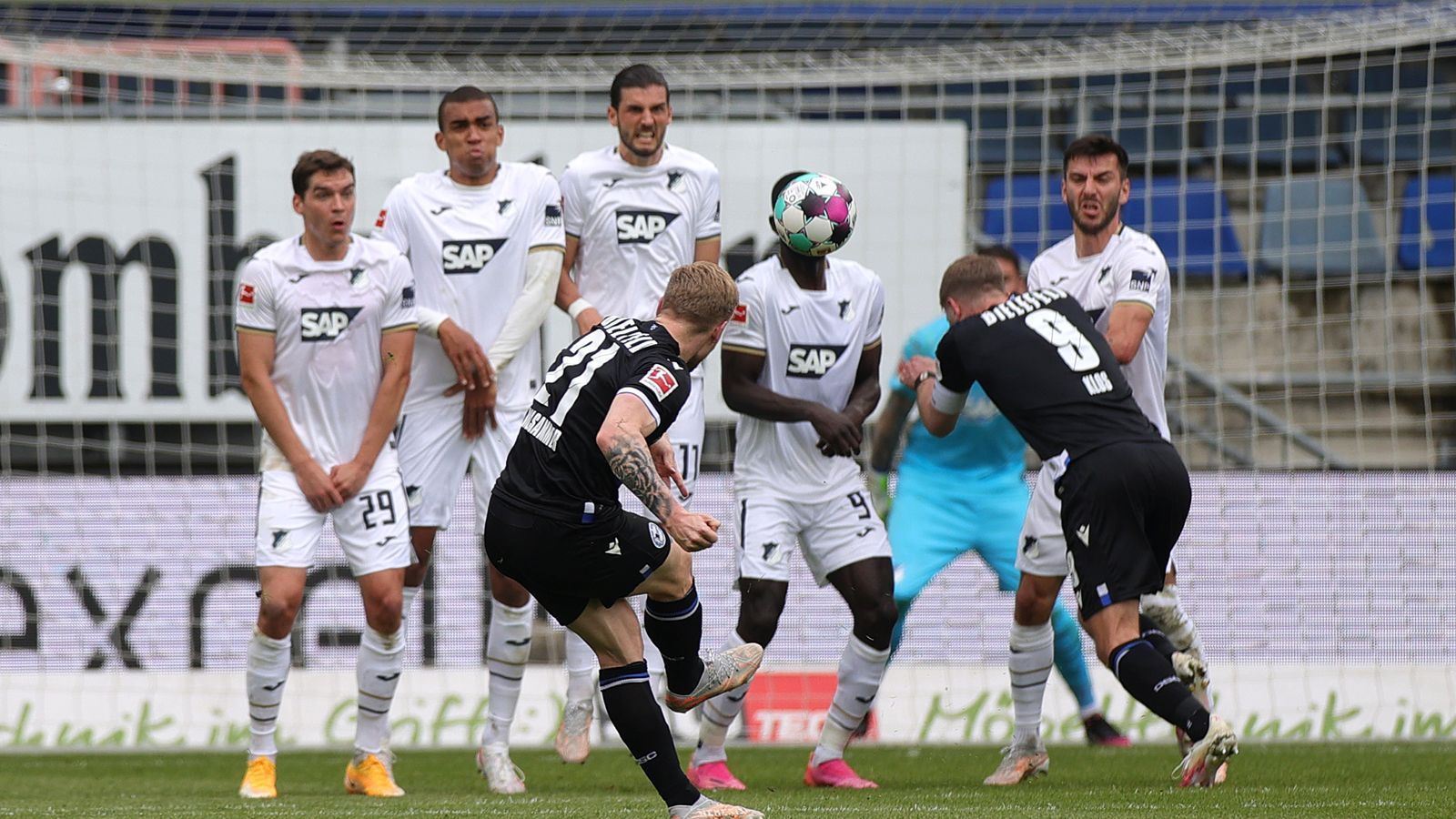 
                <strong>Voglsammer sehenswert - Bielefeld lebt</strong><br>
                Den Schock des frühen Rückstandes hat die Arminia derweil verdaut. Nach einer guten halben Stunde haben die Gastgeber ein Chancenübergewicht, der Ausgleich fällt aber per Freistoß. Voglsammer zirkelt den Ball über die Mauer in den linken Winkel - ein Sahnetor. In Augsburg und Berlin bleibt es auch zur Pause torlos. 
              