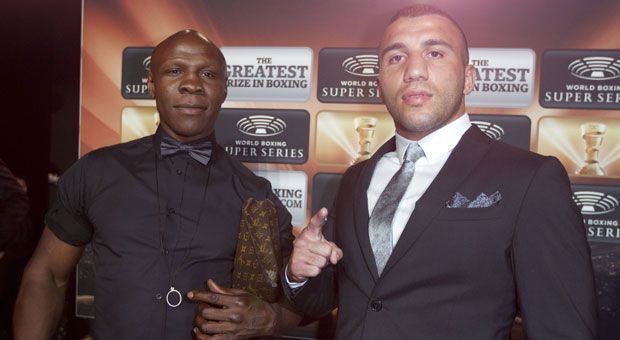 
                <strong>2. Viertelfinale (Supermittel): Chris Eubank jr (GBR) vs Avni Yildirim (TUR)</strong><br>
                Chris Eubank jr. machte im zweiten Halbfinale der World Boxing Super Series im Super-Mittelgewicht kurzen Prozess mit seinem türkischen Widersacher Avni Yildirim und schlug ihn in der dritten Runde K.o.Alter: 27 JahreBilanz: 25-1 (19 Knockouts)Erfolge: IBO-Weltmeister im Supermittelgewicht seit 2017, Interims-Weltmeister im Mittelgewicht 2016
              