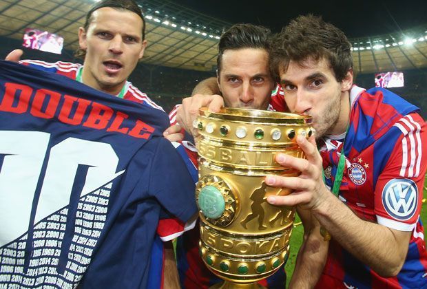 
                <strong>Zehntes Double: So feiern die Bayern</strong><br>
                ...aber die anderen dürfen natürlich auch Mal. Und Daniel van Buyten (l.) kümmert sich darum, dass auch jeder weiß, dass es das zehnte Double der Bayern ist.
              