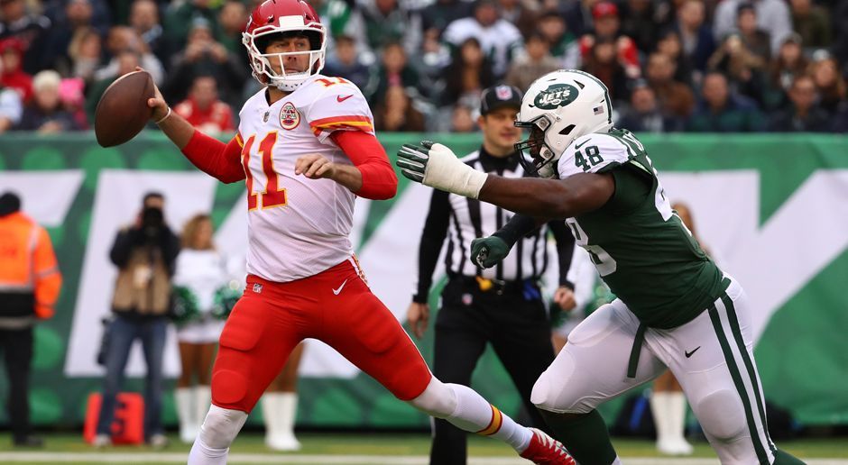 
                <strong>Quarterback: Alex Smith</strong><br>
                Zusätzlich zu den beeindruckenden Statistiken, die bereits bei der Passing Offense erwähnt wurden, erzielte Smith auch 70 Yards Raumgewinn über den Boden. Mit 45 Fantasy-Punkten erzielte er satte 13(!) Zähler mehr als der zweitbeste Spieler an diesem Spieltag. Dies war übrigens sein Gegenüber bei den Jets, Josh McCown, der das Duell mit Smith dennoch für sich entschied.Gesamtpunktzahl: 45
              