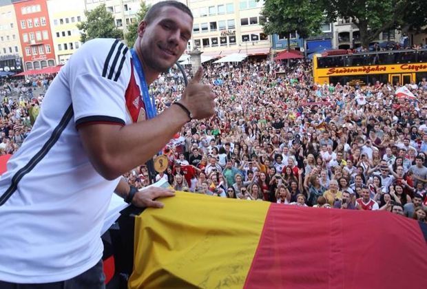 
                <strong>Lukas Podolski </strong><br>
                Köln feiert seinen Weltmeister. Lukas Podolski reiste nach der Siegesfeier in Berlin in seine Heimat Köln und wurde von tausenden Fans bejubelt. Der ehemalige Spieler des 1. FC Köln trug sich in das goldene Buch und twitterte: "Das ist der Wahnsinn !! DANKE KÖLN! IHR SEID AUCH WELTMEISTER!"
              