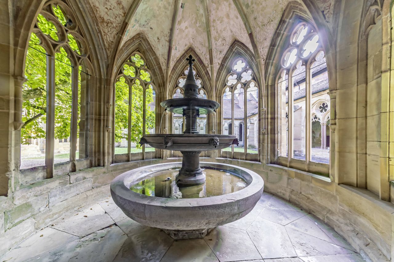 Ausflug ins Mittelalter: Das Kloster Maulbronn (Welterbe seit 1993) im Schwarzwald ist nicht nur die am vollständigsten erhaltene Kloster-Anlage nördlich der Alpen. Es präsentiert auch die Baukunst der Zisterzienser, die 1147 mit dem Bau der Kirche begannen und in rund 400 Jahren verschiedene Architektur-Stile vereinten - von der Romantik bis zur Gotik. Das Brunnenhaus gehört zu den beliebtesten Foto-Motiven. Die Mönchen nutz