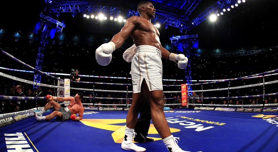 
                <strong>Joshua vs. Klitschko</strong><br>
                Der Champion lässt sich feiern! Joshua könnte das Schwergewicht in den nächsten Jahren dominieren. Ob es einen Rückkampf gibt? Klitschko wollte sich nach dem Kampf dazu noch nicht äußern. Gut möglich, dass der 41-Jährige nach dem brutalen Fight in Ruhestand geht.
              