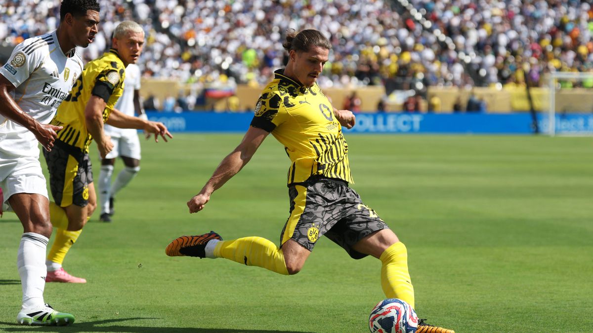 Soccer: FIFA Club World Cup 2025-Quarterfinal-Borussia Dortmund at Real Madrid C.F. Jul 5, 2025; East Rutherford, New Jersey, USA; Borussia Dortmund midfielder Marcel Sabitzer (20) controls the bal...