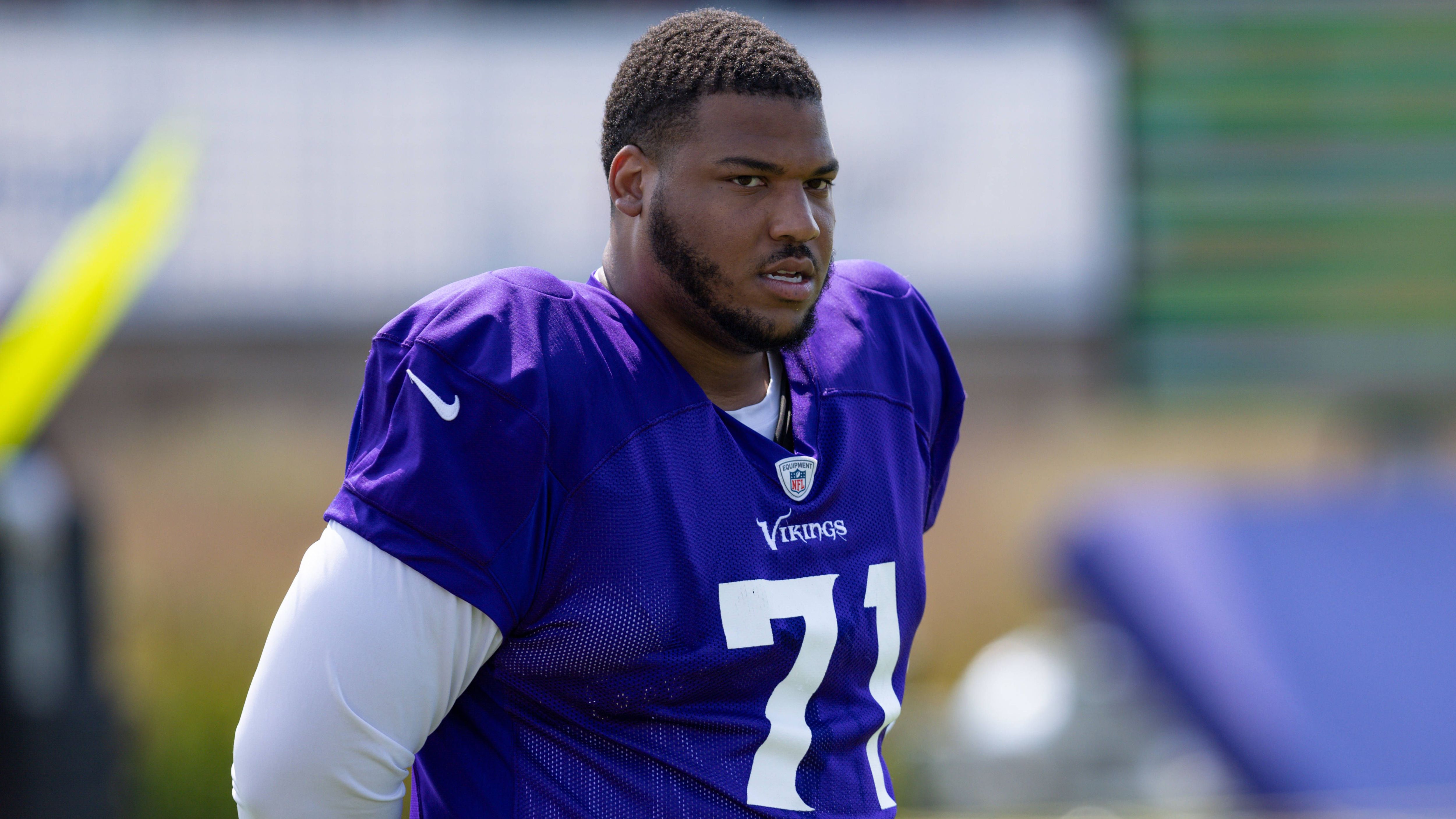 <strong>Minnesota Vikings: Christian Darrisaw (OT)</strong><br>Der aktuell höchstbezahlte Left Tackle der NFL ist auch gleichzeitig einer effizientesten Pass Protectors des Liga. Seine Kombination aus 1,96 Metern gepaart mit wahnsinniger Athletik machen Darrisaw zu einem Kandidaten für den Pro Bowl.