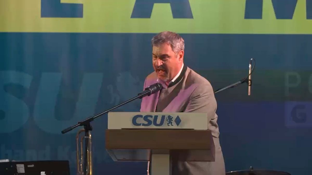 Söder beim politischen Gillamoos auf der Bühne.