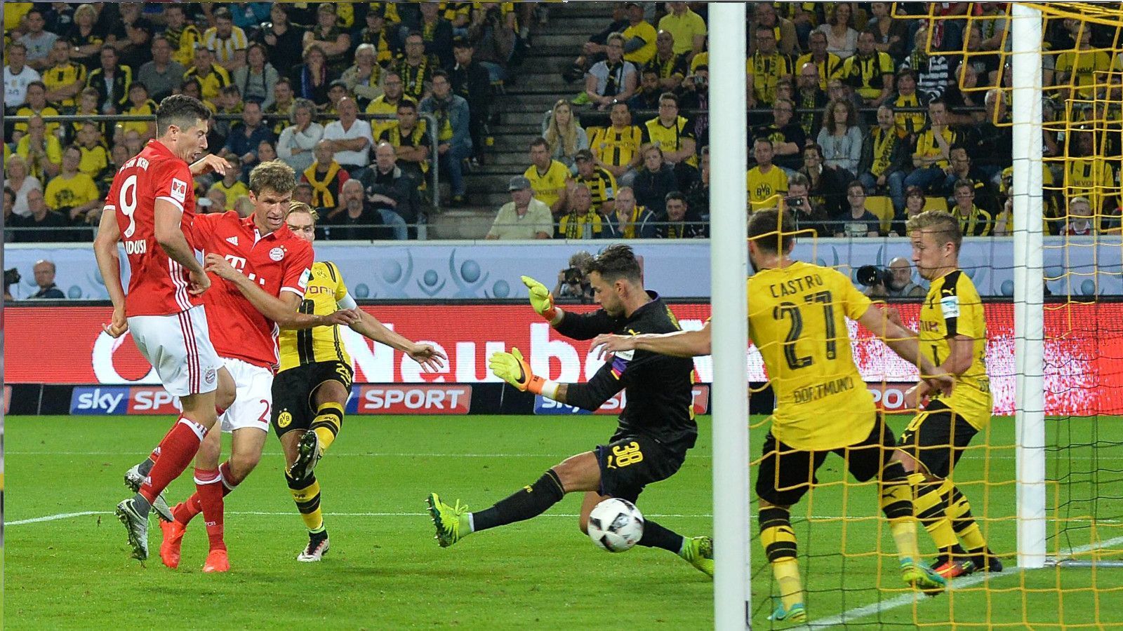 
                <strong>2016: Borussia Dortmund - FC Bayern München 0:2</strong><br>
                Im Jahr darauf ist der Klassiker im Supercup zurück, der BVB als Vizemeister trifft auf den frischgebackenen Double-Sieger aus München. Und die Bayern drehen das Ergebnis von 2014 um. Nach der Pause treffen Arturo Vidal und Thomas Müller im Signal-Iduna-Park zum Sieg, die Bayern beenden den Supercup-Fluch und triumphieren erstmals seit 2012. 
              