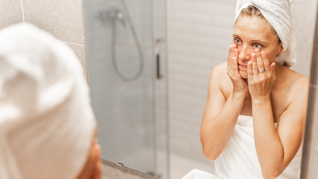 Von der richtigen Pflegecreme für das Gesicht bis hin zur perfekten Reinigungs-Routine für den ganzen Körper – wir verraten euch worauf ihr achten solltet. 