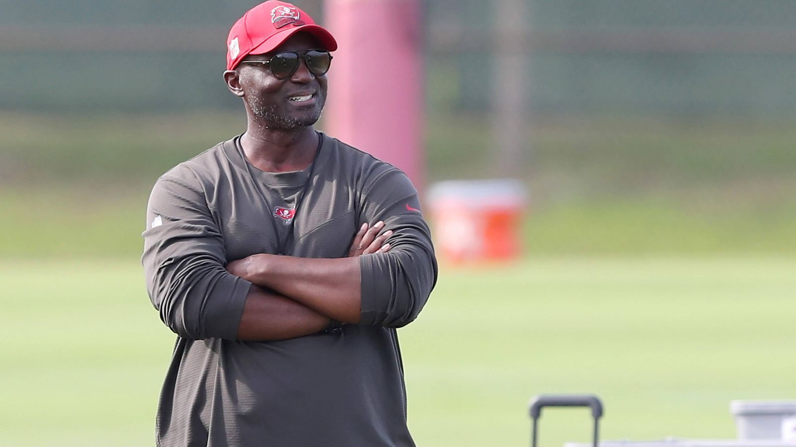 
                <strong>Platz 25: Todd Bowles (Tampa Bay Buccaneers)</strong><br>
                Als Nachfolger von Bruce Arians war Todd Bowles in der vergangenen Saison für ein Team verantwortlich, das fünf Niederlagen mehr einfuhr als noch im Vorjahr. Zwar spielte die Defense weiterhin auf dem hohen Niveau der zwei vorangegangenen Spielzeiten mit Bowles als Defensive Coordinator, aber die Offensive um Tom Brady, Mike Evans und Co. brach ein. In der kommenden Saison ist auf dieser Seite des Balles mit dem Rücktritt von Brady und Bowles' Schwächen im offensiven Playcalling keine Leistungssteigerung zu erwarten.
              