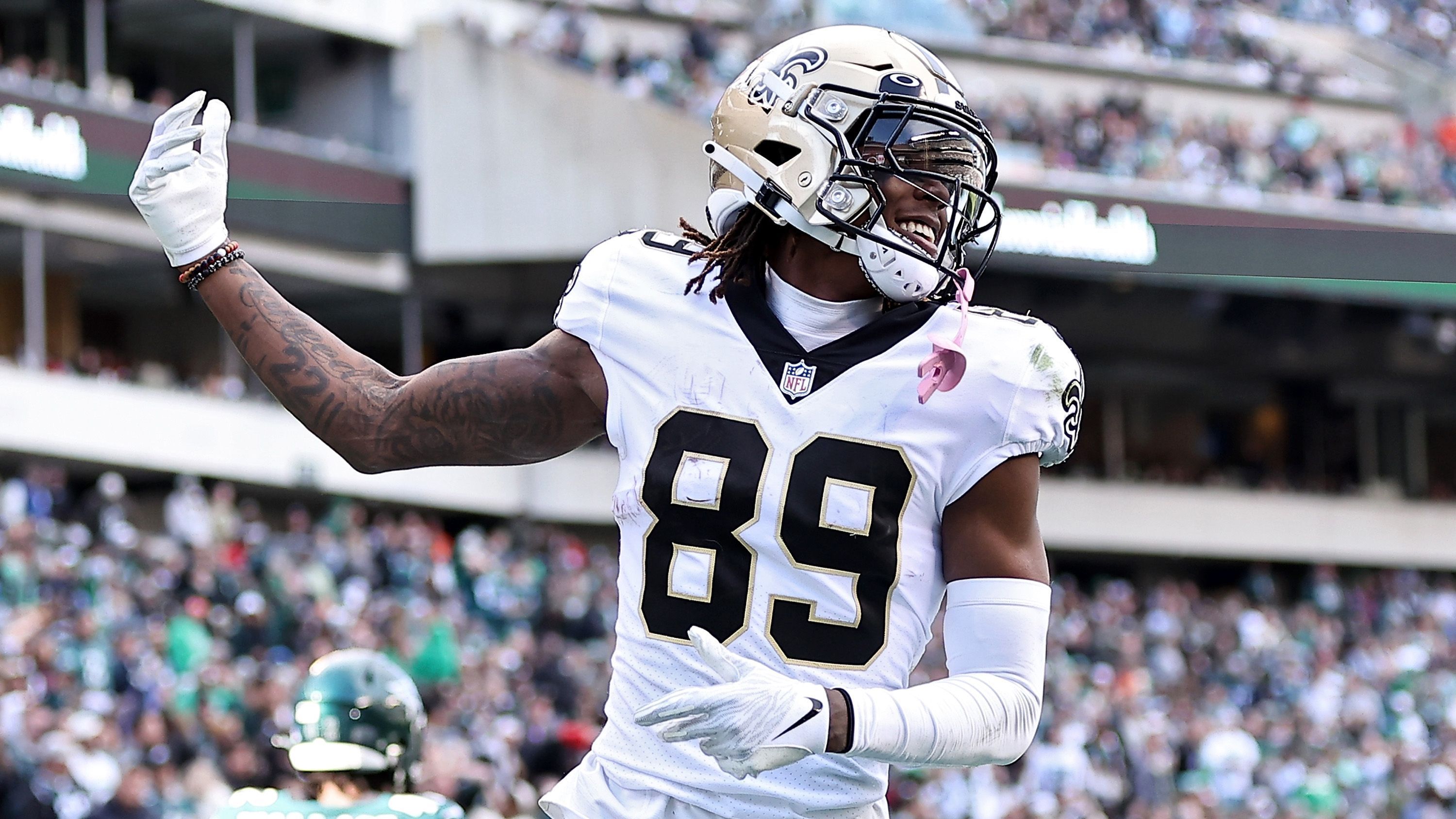 
                <strong>NFC South: New Orleans Saints - Wide Receiver Rashid Shaheed</strong><br>
                Vorjahres-Erstrundenpick Chris Olave war mit 72 Receptions für 1042 Receiving Yards und vier Touchdowns der Receiver, der für die größten Schlagzeilen in New Orleans sorgte. Die Leistungen von Undrafted Free Agent Rashid Shaheed konnten sich aber ebenfalls sehen lassen. Gerade in den letzten sechs Partien der Saison sammelte er Argumente für sich und stand bei über 50 Prozent der Snaps auf dem Feld, was zu durchschnittlich 63 Receiving Yards in besagtem Zeitraum führte. Unter dem neuen Quarterback Derek Carr könnte sich die Entwicklung von Shaheed zum WR2 fortsetzen, auch wenn der Name Michael Thomas weiterhin bei den Saints herumgeistert. Die Glanztage des Franchise-Stars liegen aber weit zurück. 2019 überragte der 30-Jährige mit 149 Receptions für 1725 Yards, seitdem verpasste er aber durch Verletzung 40 von 50 Regular-Season-Spielen.
              