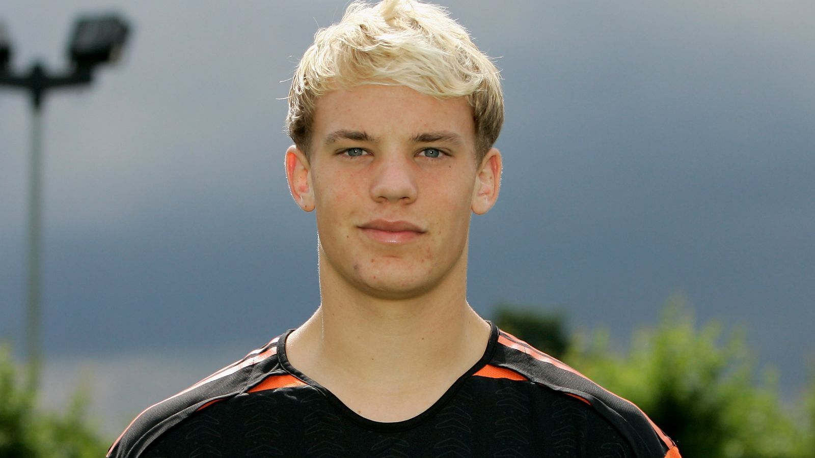 
                <strong>Manuel Neuer</strong><br>
                Manuel Neuer 2005, damals noch in den Farben des FC Schalke 04. Zu diesem Zeitpunkt war der Keeper 19 Jahre alt.
              