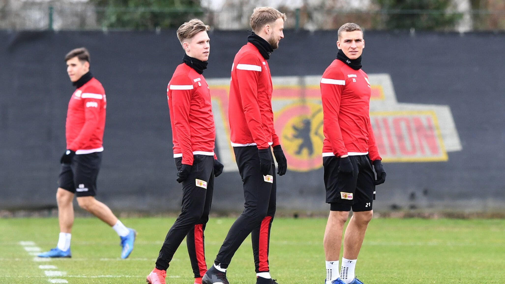 
                <strong>1. FC Union Berlin </strong><br>
                Die Mannschaft trainiert am Donnerstag gemeinsam, allerdings noch ohne Körperkontakt. Die entsprechende Erlaubnis der Behörden sollte jedoch noch am Donnerstag eintreffen.
              