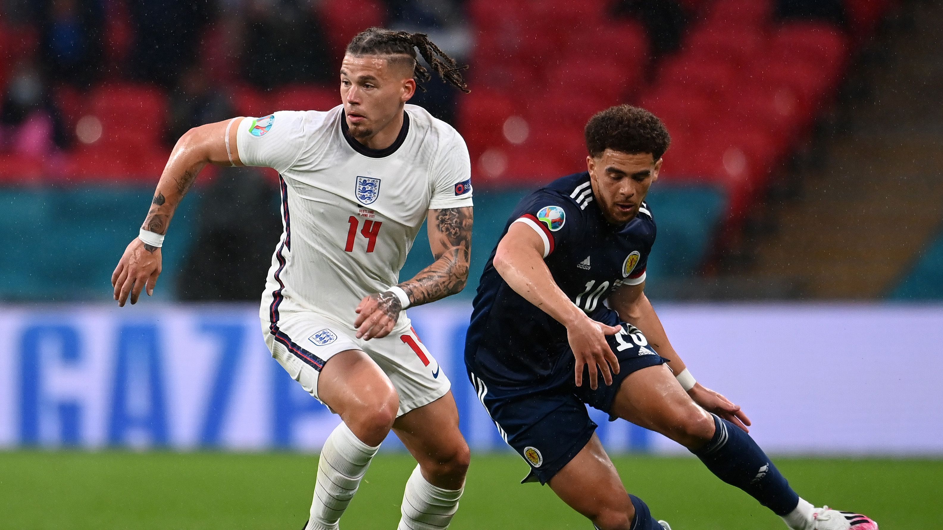 
                <strong>Kalvin Phillips</strong><br>
                Gegen Kroatien der gefeierte Mann des Spiels, erwischt Kalvin Phillips kein gutes Spiel. Leistet sich früh einige kleine Fouls und kann dem Spiel nur selten seine Note geben. Bleibt ohne Torschuss und ohne gefährliche Aktion im Spielaufbau. ran-Note: 5
              