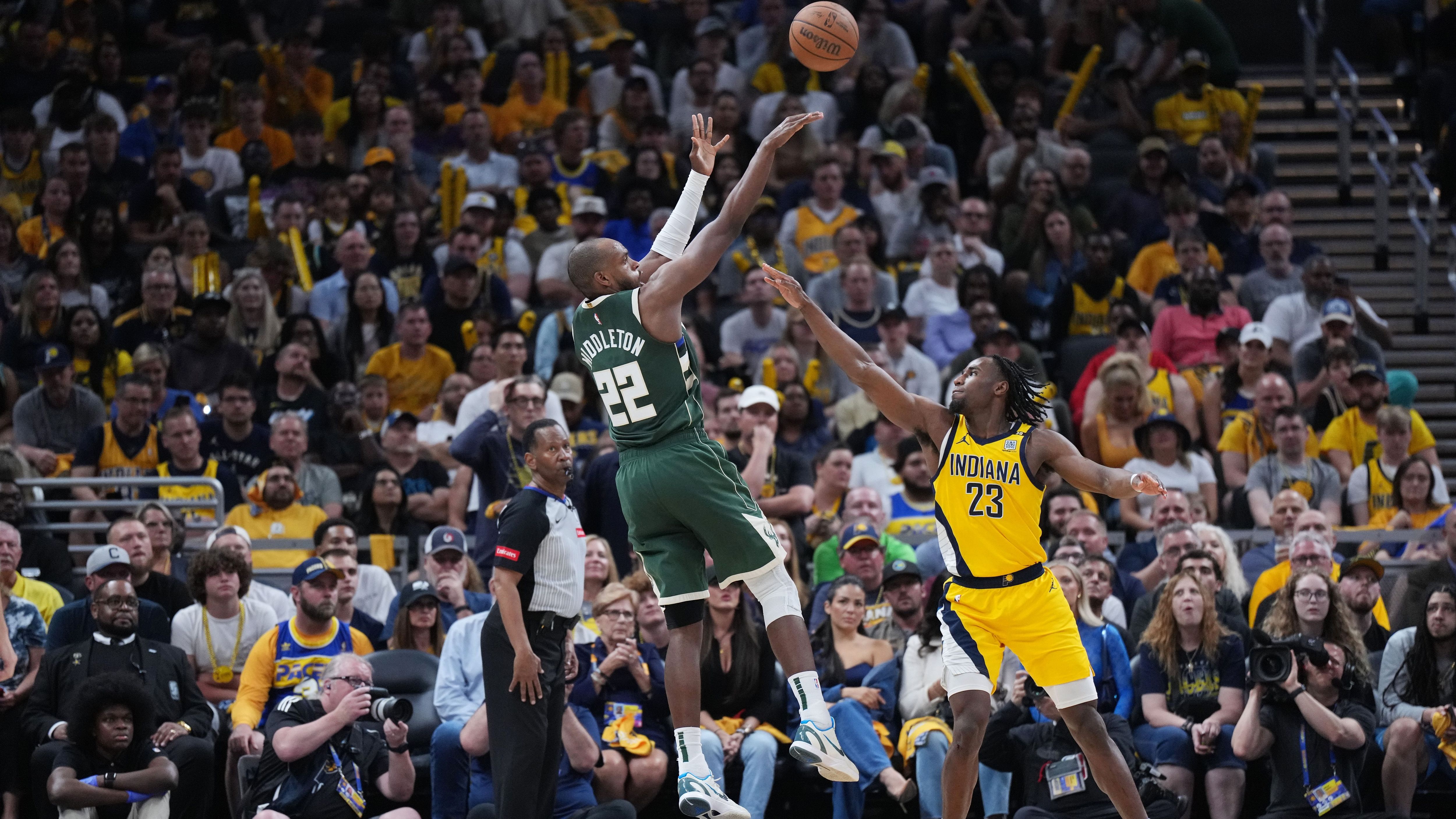 <strong>All-NBA Third Team: Khris Middleton (Milwaukee Bucks)</strong><br>Trotz des Ausscheidens in der ersten Runde gehört Middleton in dieses Team. Dadurch, dass Giannis und zeitweise Lillard ausfielen, war er der die erste Scoring-Option der Bucks. Middleton stemmte sich konstant gegen das Ausscheiden, konnte es letztendlich aber nicht verhindern. Bei der knappen Overtime-Niederlage gegen Indiana erzielte er 42 Punkte. Seine Stats: 24,7 Punkte, 9,2 Rebounds und 4,7 Assists.