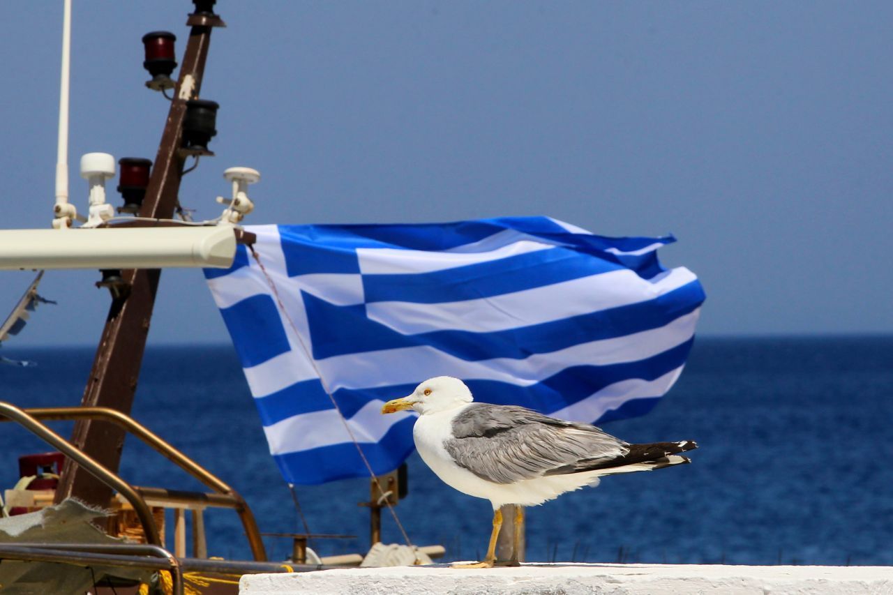 Platz 4 - Griechenland: 
Mit einer Staatsverschuldung von 211 Prozent ist Griechenland das am meisten verschuldete Land der Europäischen Union und steht im weltweiten Vergleich auf dem vierten Rang. Der Mittelmeerstaat kämpft seit rund einem Jahrzehnt mit Wirtschaftskrisen und konnte bislang nur dank EU-Hilfen eine Staatspleite vermeiden.